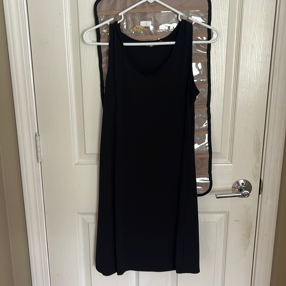 black sleeveless dress